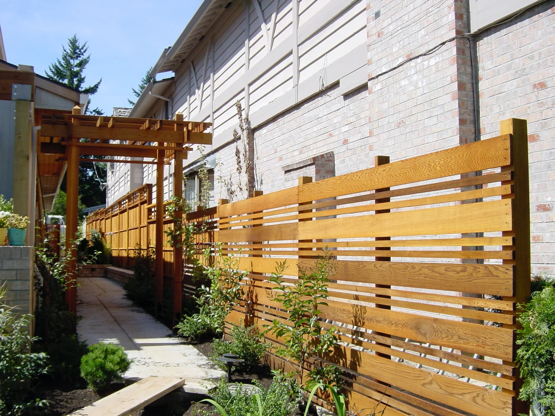 Horizontal cedar fence with coordinated trellis detailing